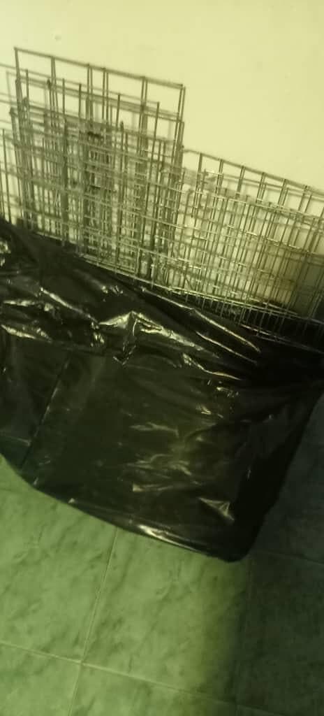 Jaulas trampa envueltas y atadas, listas para su envío a Venezuela
